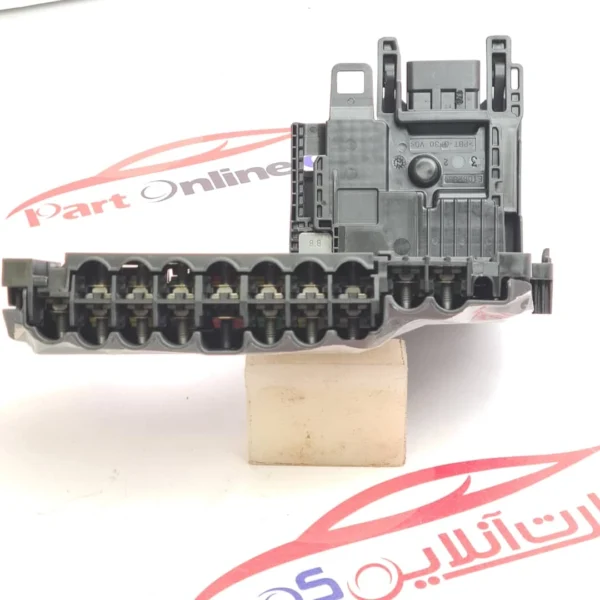 جعبه فیوز روی باتری پژو 508 جعبه فیوز روی باتری پژو 508